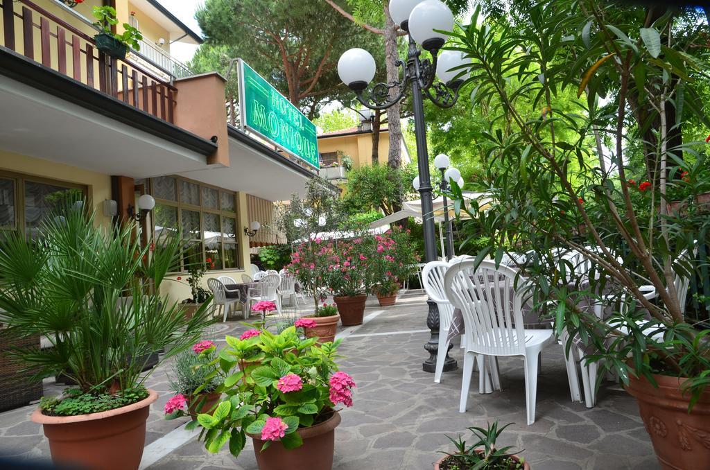 Hotel Monique Червия Экстерьер фото